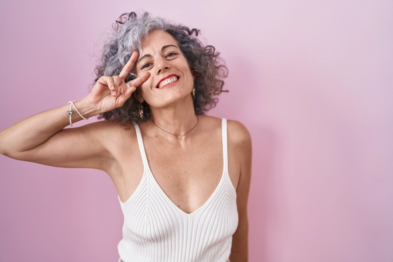 cirugía de implante de mamas en una mujer de 83 años