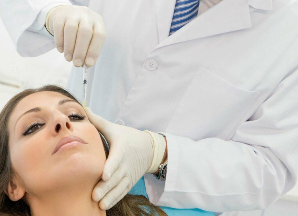 ¿Cómo influye la experiencia del cirujano plástico o estético en los