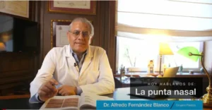 Dr. Alfredo Fernández Blanco explicando sobre la cirugía punta de nariz
