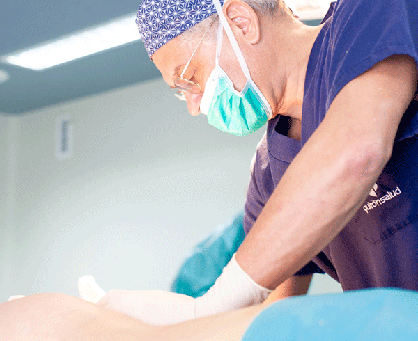 Fotografía del doctor Fernández Blanco realizando una cirugía