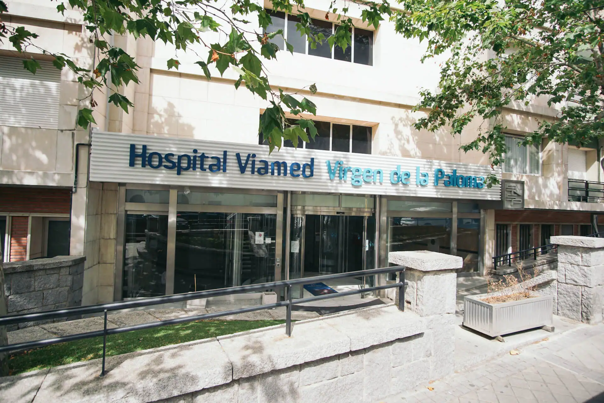 Fachada del Hospital Virgen De La Paloma Madrid, uno de los hospitales que trabaja en conjunto con Clínica FB