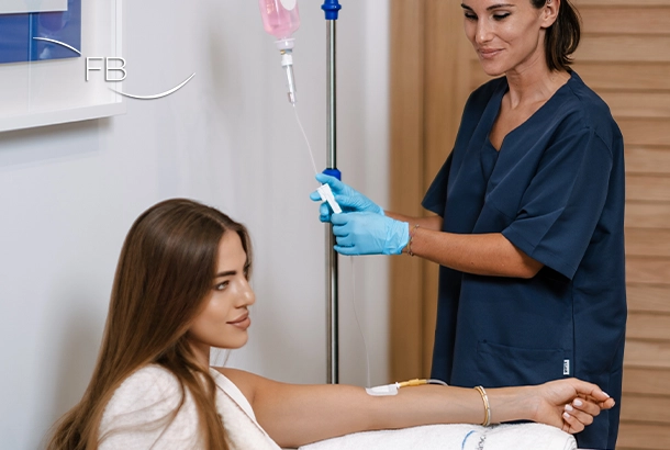 Mujer realizándose un tratamiento de sueroterapia durante su postoperatorio