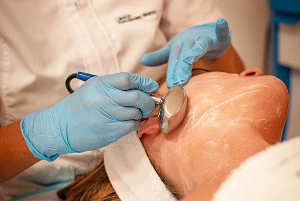 Paciente realizándose un tratamiento facial postoperatorio en la Clínica FB