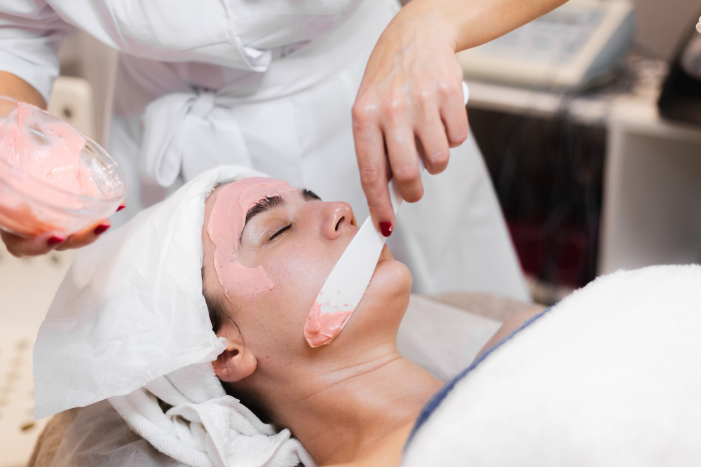 Paciente durante una sesión de peeling químico Madrid para rejuvenecer el rostro e iluminar la piel