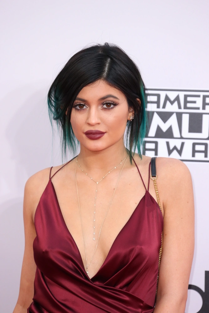La increíble transformación de Kylie Jenner a sus 18 años: ¿Qué cambios la hicieron tan famosa?