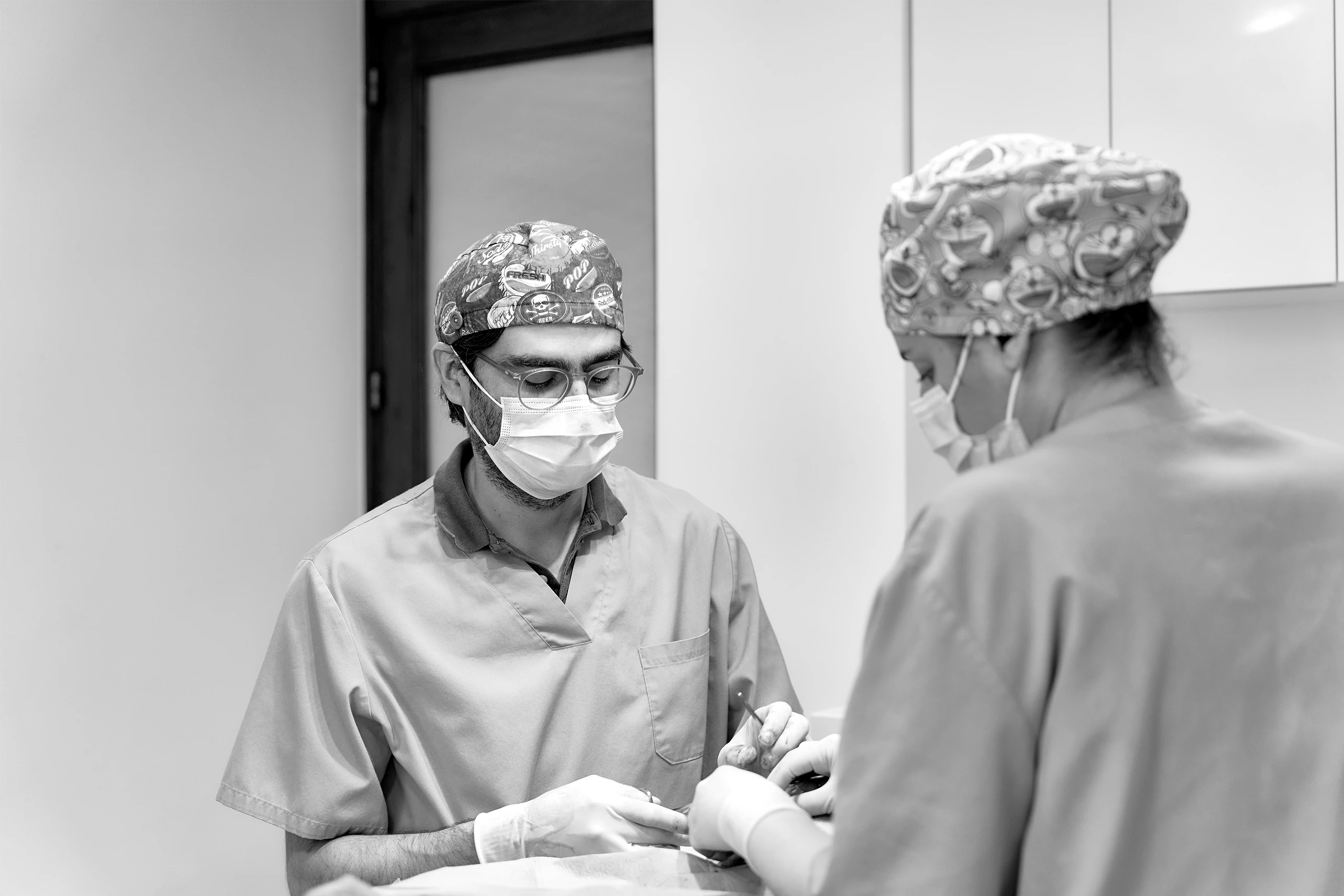 Dr. Pablo Arias Abad preparándose para realizar una otoplastia