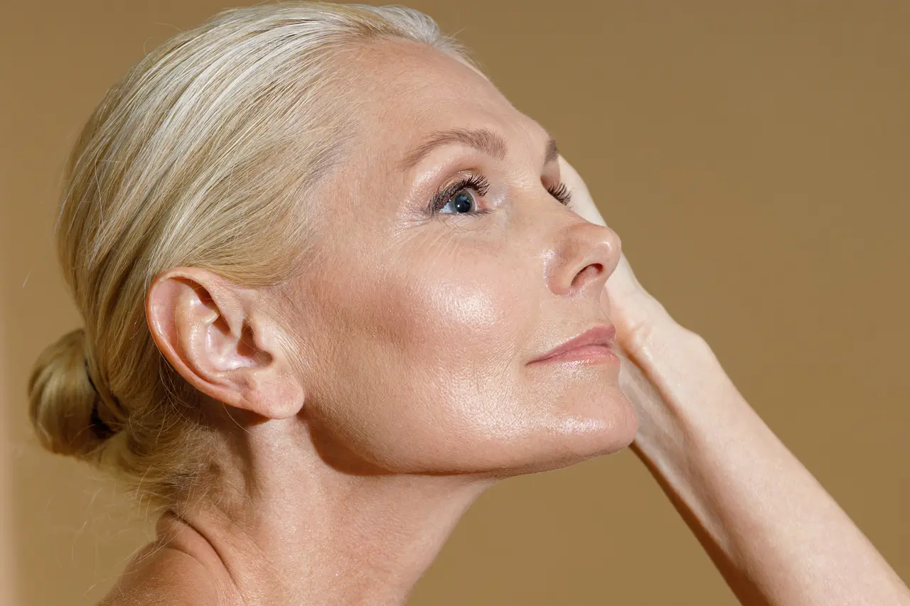 Mujer madura con piel firme y luminosa tras INDIBA, uno de los cuidados post lifting facial en Clínica Fernández Blanco