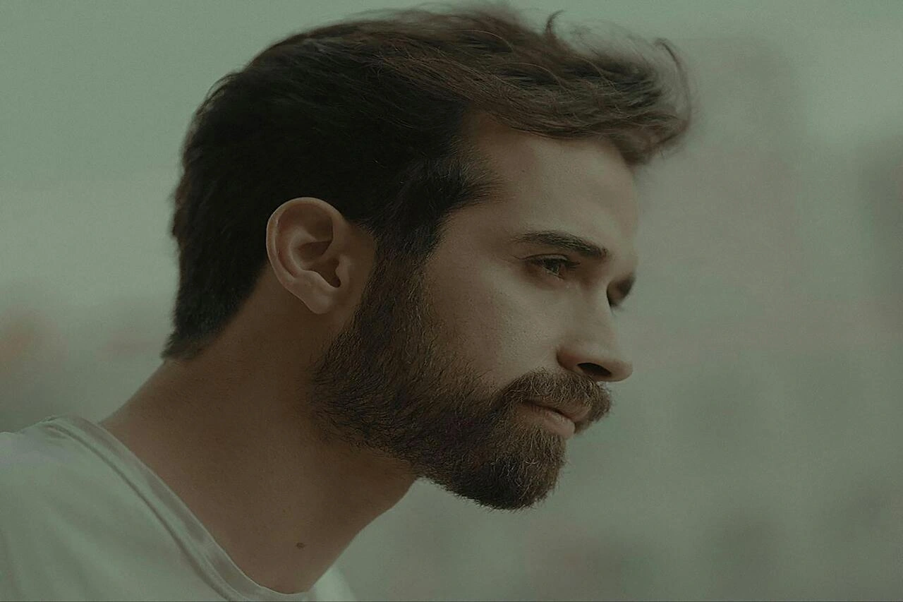 Hombre con barba de perfil con nariz definida tras cirugía de rinoplastia para hombres en la Clínica Fernández Blanco