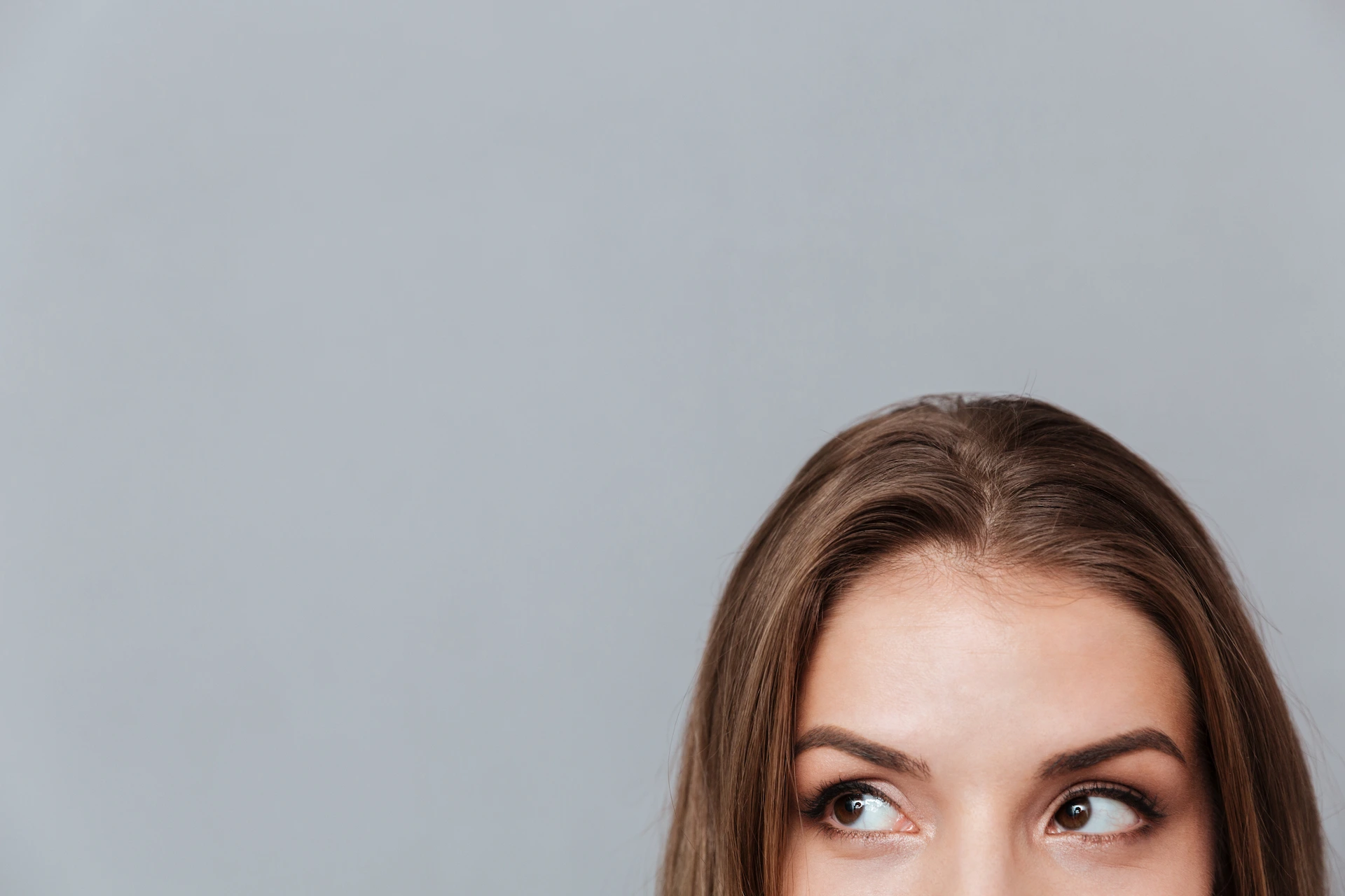 Chica que muestra sus ojos con Blefaroplastia en Madrid