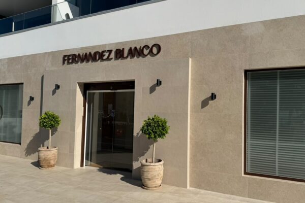clinica-cirugia-medicina-estetica-clinica-fernandez-blanco-espana Fachada de Clínica Fernández Blanco en Marbella