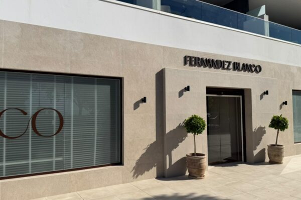 clinica-cirugia-plastica-medicina-estetica-en-marbella-clinica-fernandez-blanco Fachada de Clínica de cirugía y medicina estética en marbella Clínica Fernández Blanco